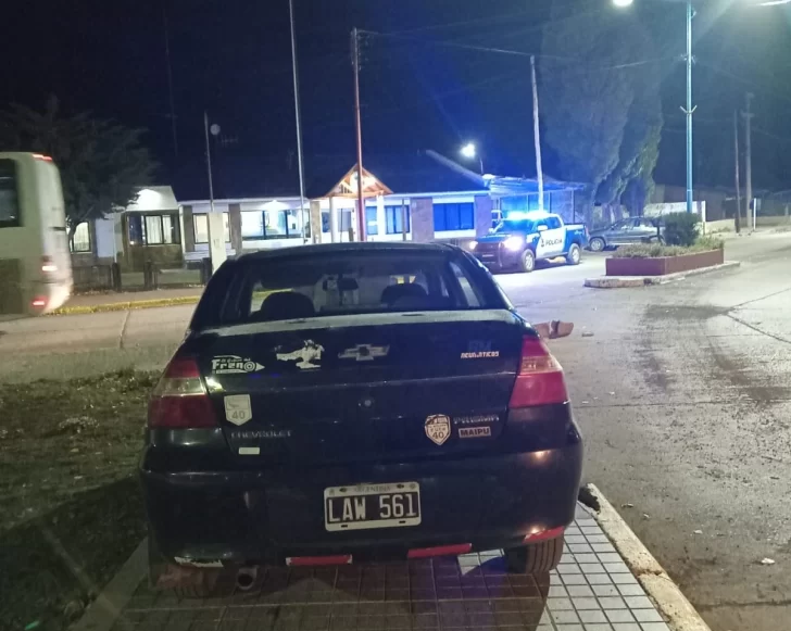 Ebrios chocaron un paredón frente a la comisaría y uno terminó demorado por agredir a los policías
