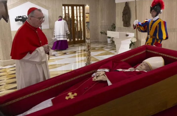  El papa Francisco será despedido por un grupo selecto de cardenales, entre otras figuras.