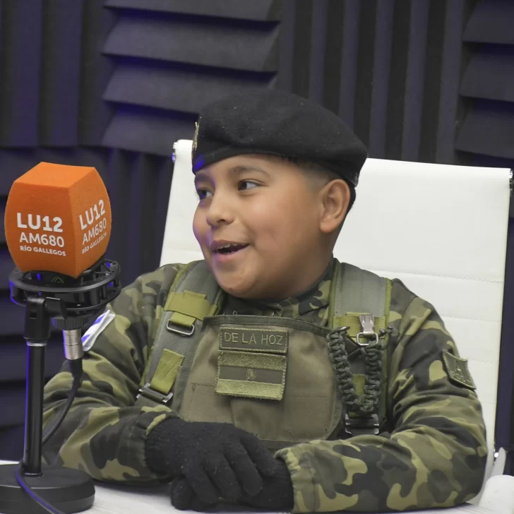 Quién es Giovanni de la Hoz, el niño que desfiló junto a los veteranos de la guerra de Malvinas