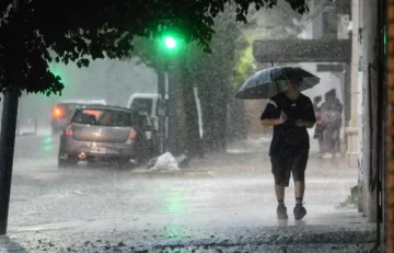 Granizo y lluvias intensas: la tormenta provocó anegamientos y caos en La Plata
