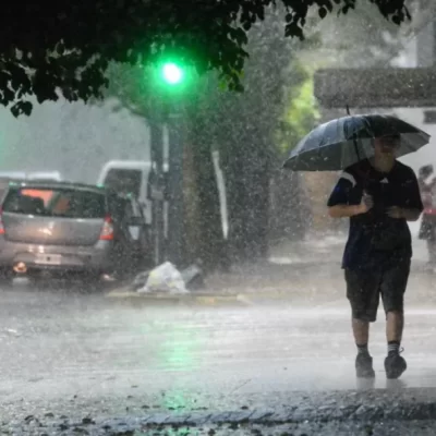 Granizo y lluvias intensas: la tormenta provocó anegamientos y caos en La Plata Granizo y lluvias intensas: la tormenta provocó anegamientos y caos en La Plata
