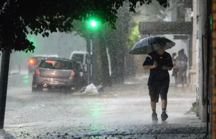 Granizo y lluvias intensas: la tormenta provocó anegamientos y caos en La Plata