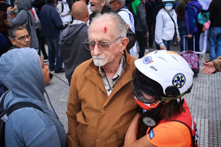 Nuevos incidentes en el Congreso: la policía reprimió a manifestantes en la marcha por los jubilados