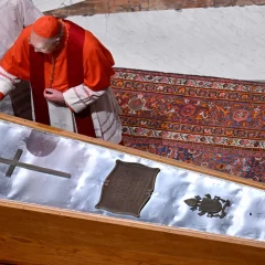 Cerraron el féretro del Papa Francisco y el Vaticano se prepara para el histórico funeral del sábado