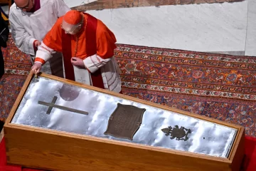 Cerraron el féretro del Papa Francisco y el Vaticano se prepara para el histórico funeral del sábado