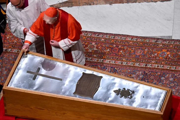 Cerraron el féretro del Papa Francisco y el Vaticano se prepara para el histórico funeral del sábado