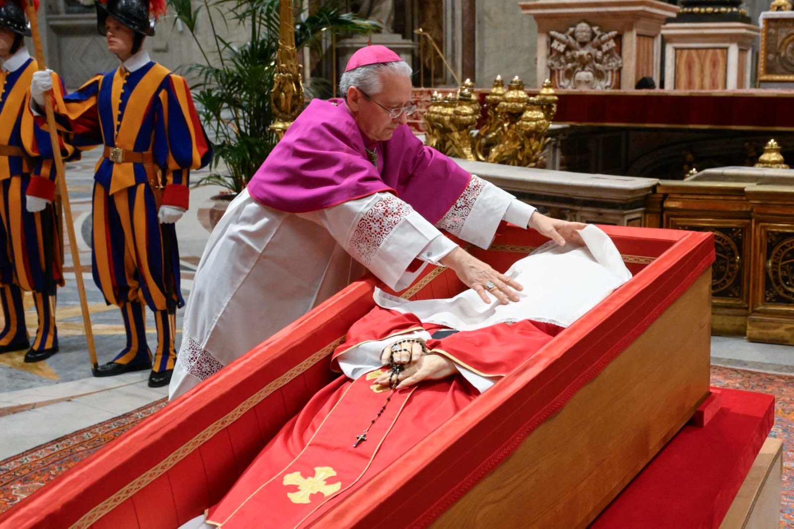 Cerraron el féretro del Papa Francisco y el Vaticano se prepara para el histórico funeral del sábado