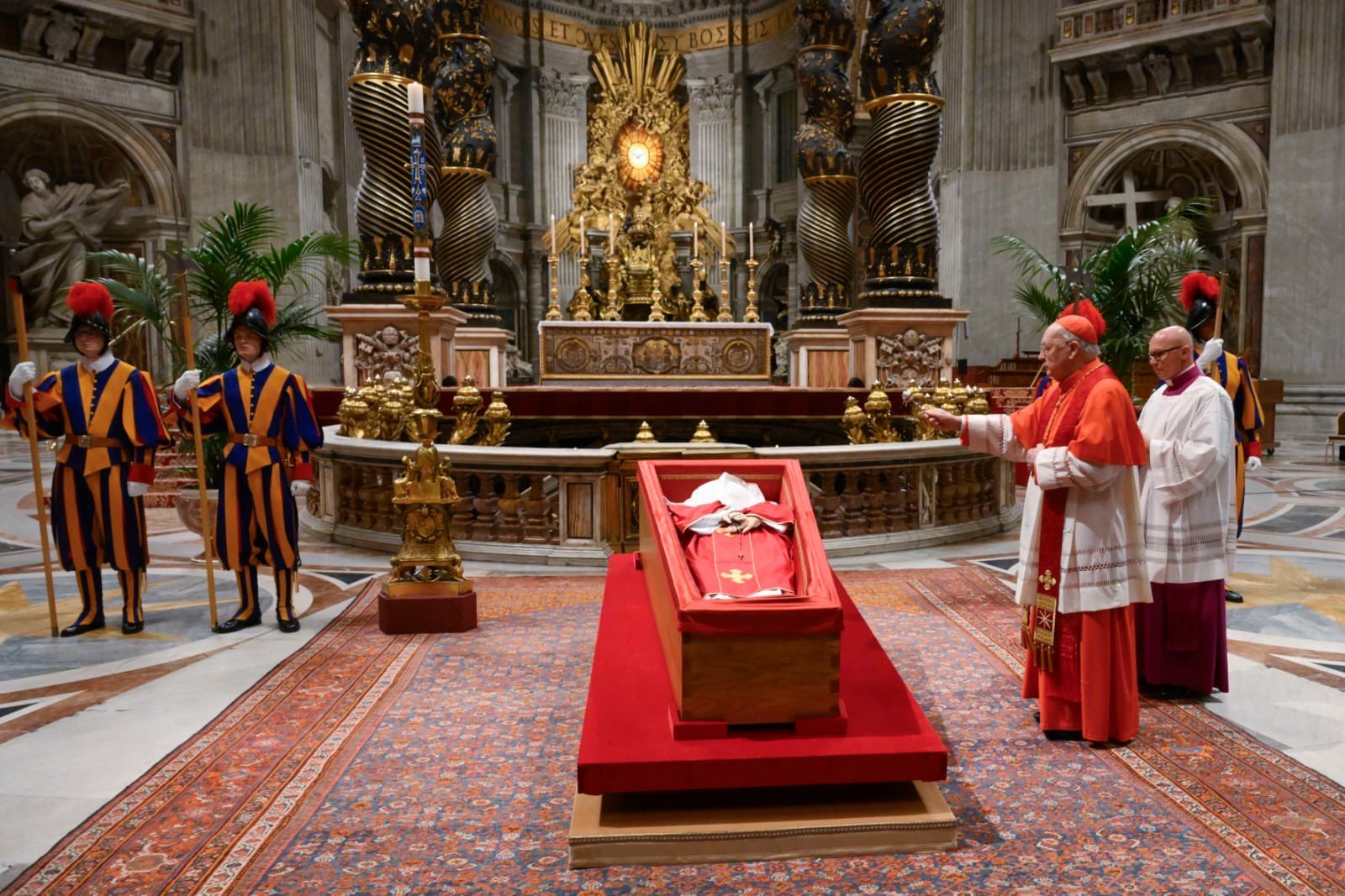 Cerraron el féretro del Papa Francisco y el Vaticano se prepara para el histórico funeral del sábado