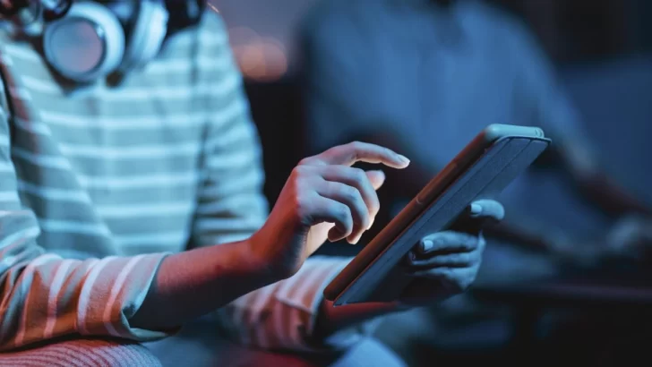 Alerta de grooming en Río Gallegos: agregan a niños a un grupo de WhatsApp con imágenes de abuso infantil