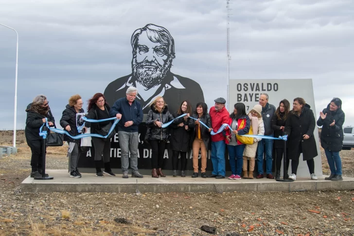  Alicia Kirchner junto a familiares de fusilados y desaparecidos en la inauguración. Foto: Leandro Franco/La Opinión Austral