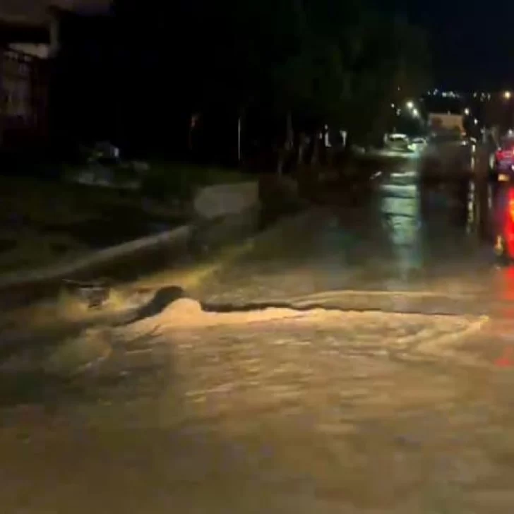 Fuertes lluvias causaron inundaciones y la explosión de un transformador en Caleta Olivia