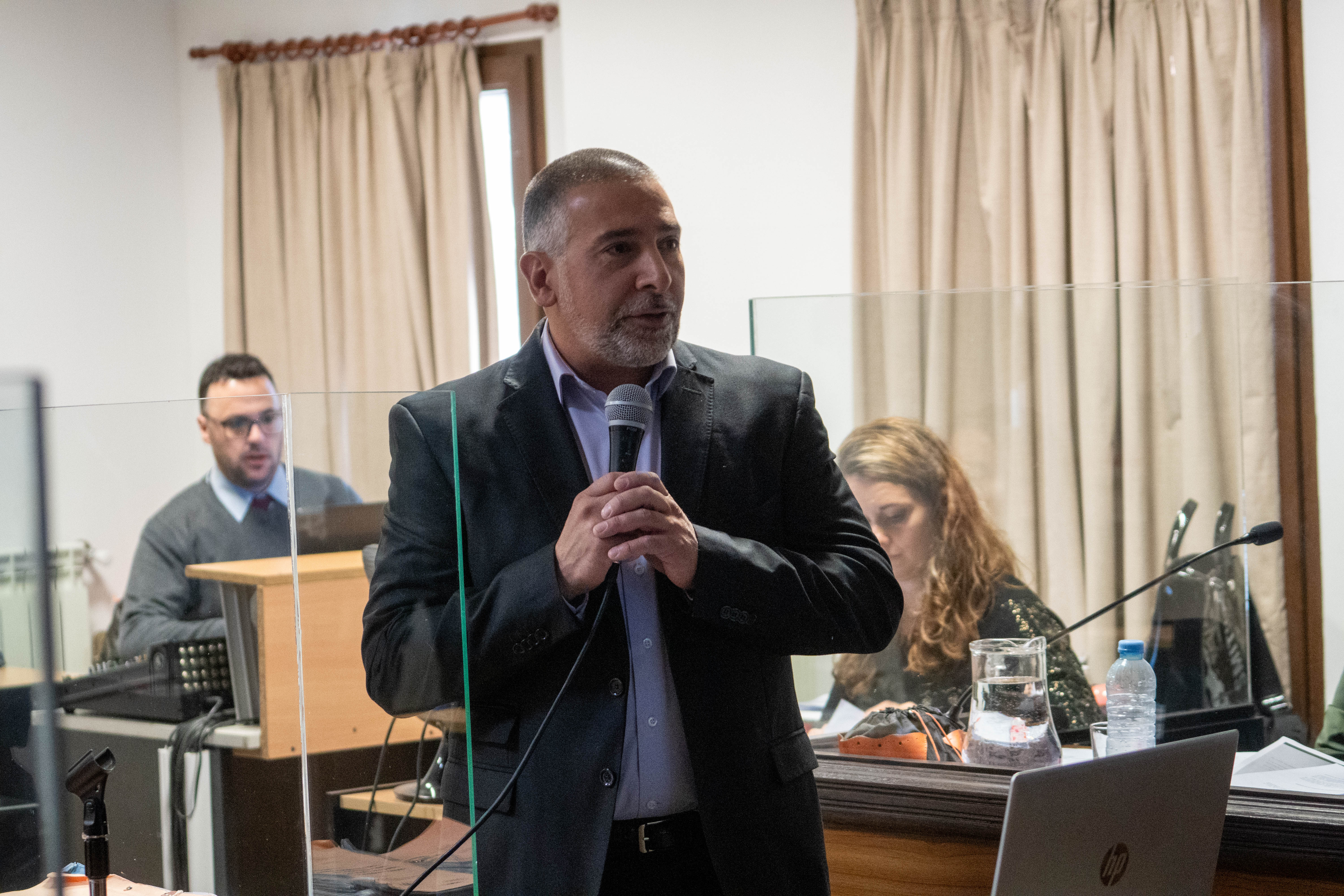  Francisco Echandi explicando su trabajo. FOTO: LEANDRO FRANCO/ LA OPINIÓN AUSTRAL