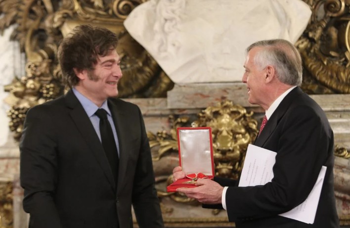 Milei otorgó la Orden de Mayo al economista Jesús Huerta de Soto
