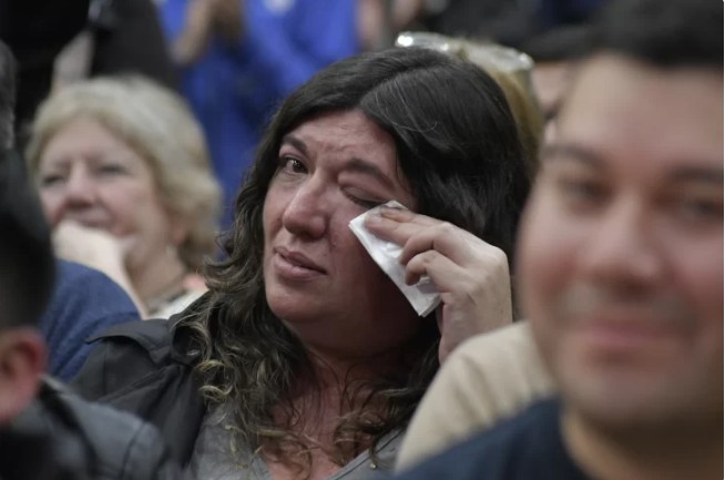 Las lágrimas de Julia Chalub cuando el intendente la respaldó públicamente. Las lágrimas de Julia Chalub cuando el intendente la respaldó públicamente.