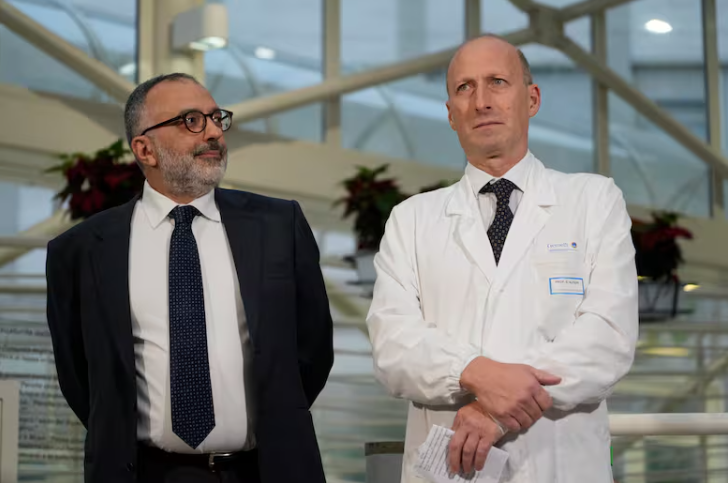  De izquierda a derecha el médico jefe de la Oficina vaticana de Salud e Higiene, Luigi Carbone, y el cirujano Sergio Alfieri