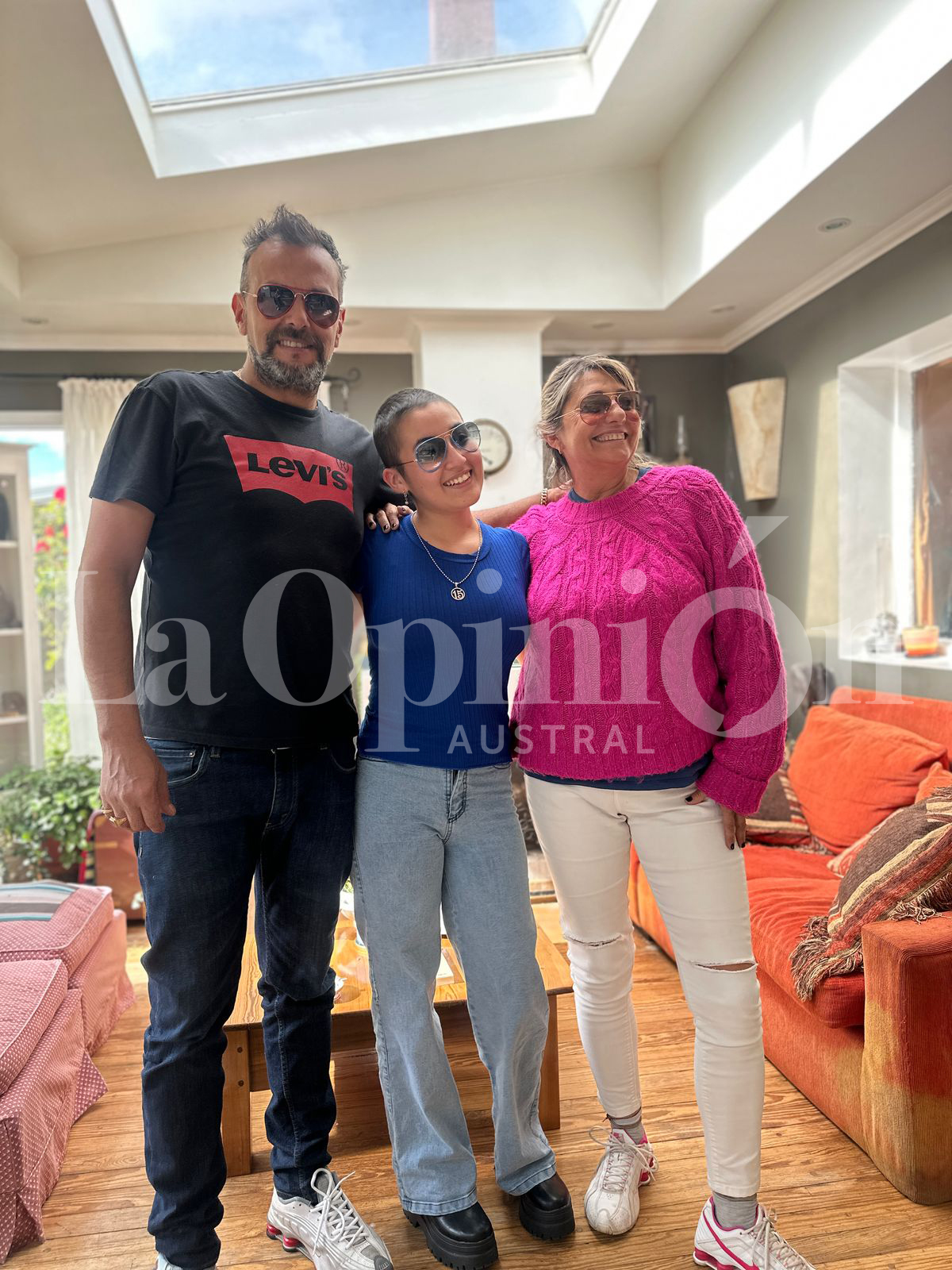  Martina junto a Damián y Claudia, los dueños del salón.