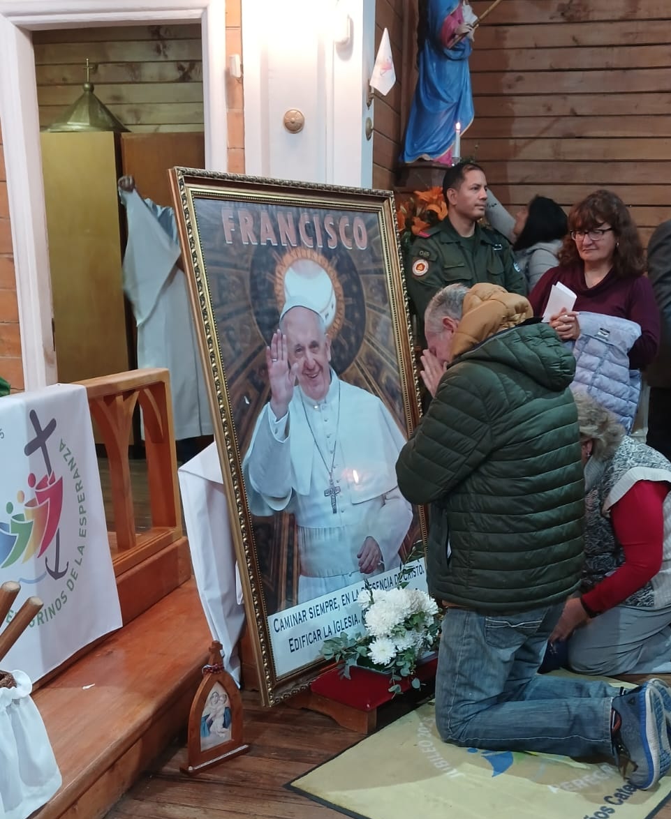  La muerte de Francisco embargó de tristeza a los creyentes. Foto: Belén Manquepi Gómez/La Opinión Austral