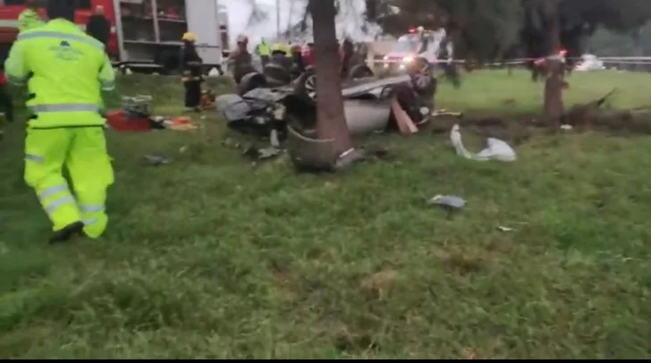 Murieron 5 jóvenes en un vuelco en la autopista Panamericana: el conductor fue rescatado con vida