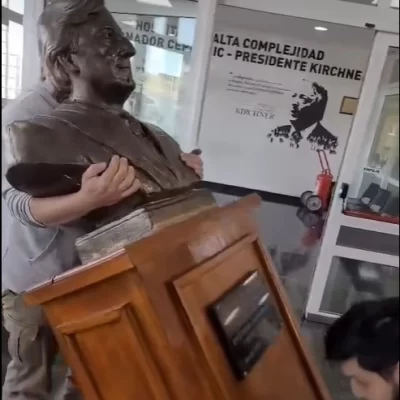 Escándalo en el hospital SAMIC: “Vamos a luchar para que el busto de Néstor vuelva al lugar que le corresponde”, dijo una médica