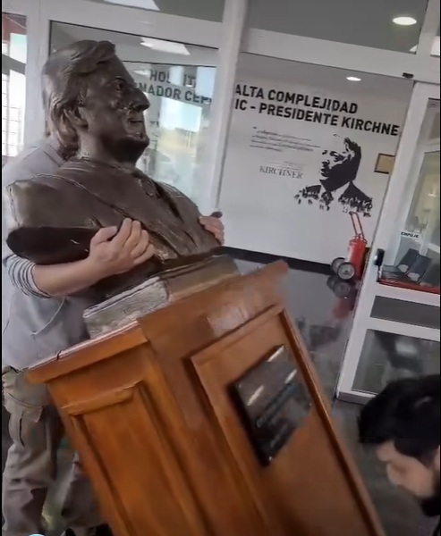 Retiraron el busto de Néstor que donó Rudy al Samic: &#8220;Perdonálos, señor, no saben lo que hacen&#8221;