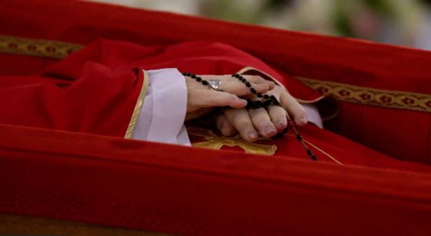 Casi 100.000 fieles se acercaron a la Basílica de San Pedro para despedir al Papa Francisco