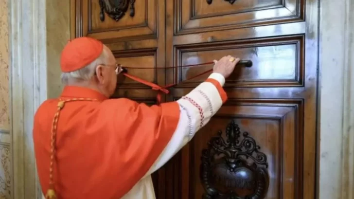 En el Vaticano: sellaron las habitaciones del Papa tras el rito de constatación de su muerte