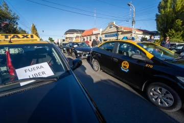 Taxis y remises versus Uber: “La gente está pensando en devolver las patentes”