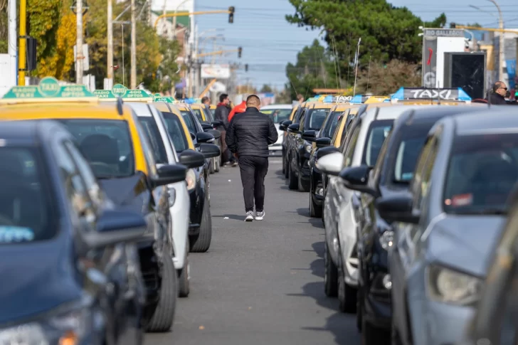  AVENIDA COPADA. Los vehículos afectados a servicios de taxis y remises coparon la avenida San Martín. Foto: Leandro Franco/La Opinión Austral
