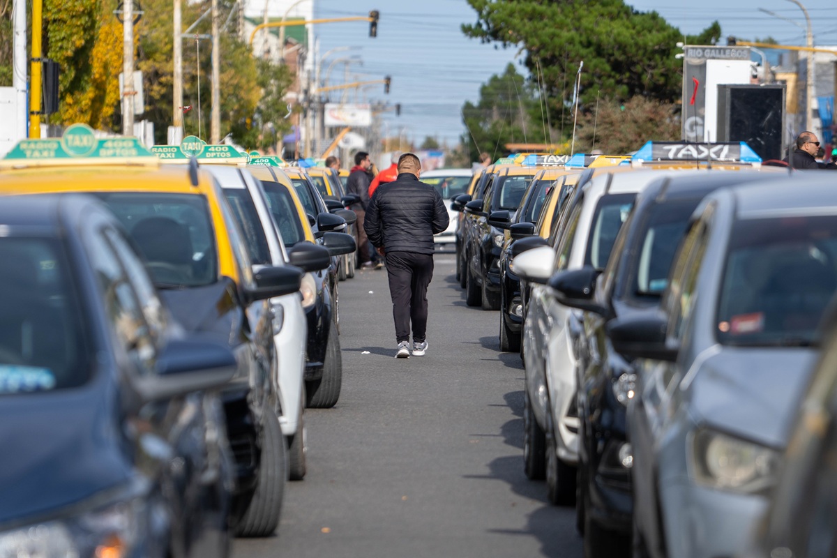  AVENIDA COPADA. Los vehículos afectados a servicios de taxis y remises coparon la avenida San Martín. Foto: Leandro Franco/La Opinión Austral