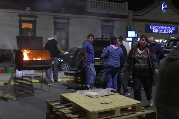  PERMANENCIA. En la noche de este lunes, los conductores mantuvieron el corte. Foto: Juan Palacios/La Opinión Austral