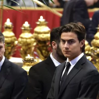 Paulo Dybala y Leandro Paredes despidieron al Papa Francisco