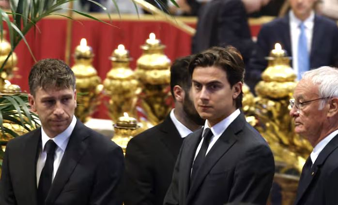 Paulo Dybala y Leandro Paredes despidieron al Papa Francisco