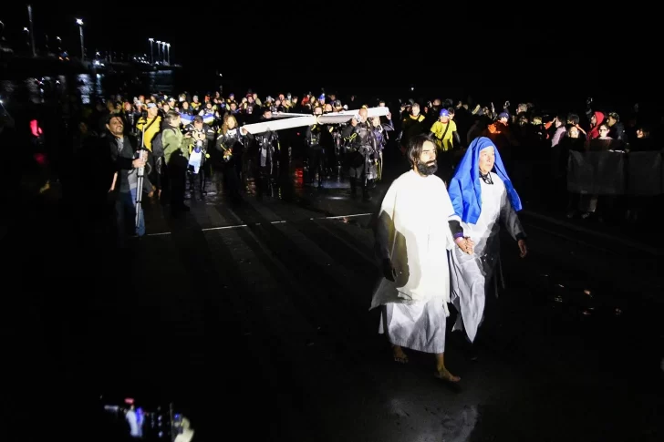 Puerto Madryn celebró un nuevo Vía Crucis Submarino, único en el mundo Puerto Madryn celebró un nuevo Vía Crucis Submarino, único en el mundo