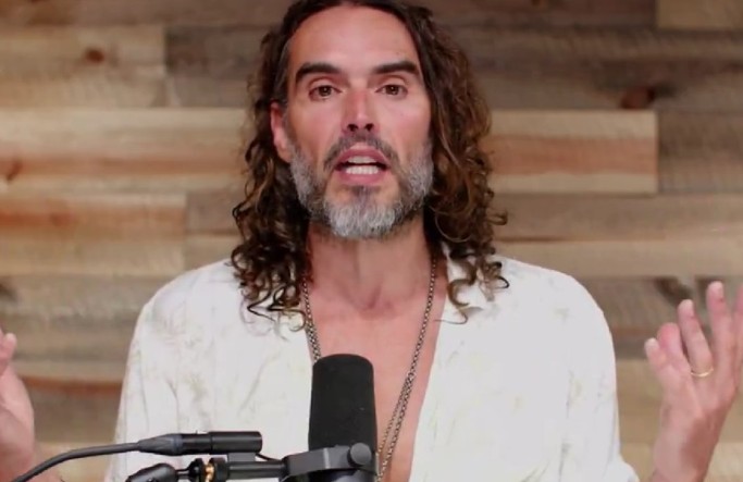 Russell Brand, exmarido de Katy Perry, enfrenta múltiples denuncias de abuso sexual