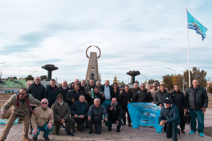  Los veteranos de guerra en el Monumento a los Caídos y junto a la escultura del héroe santacruceño José Honorio Ortega en la capital provincial.