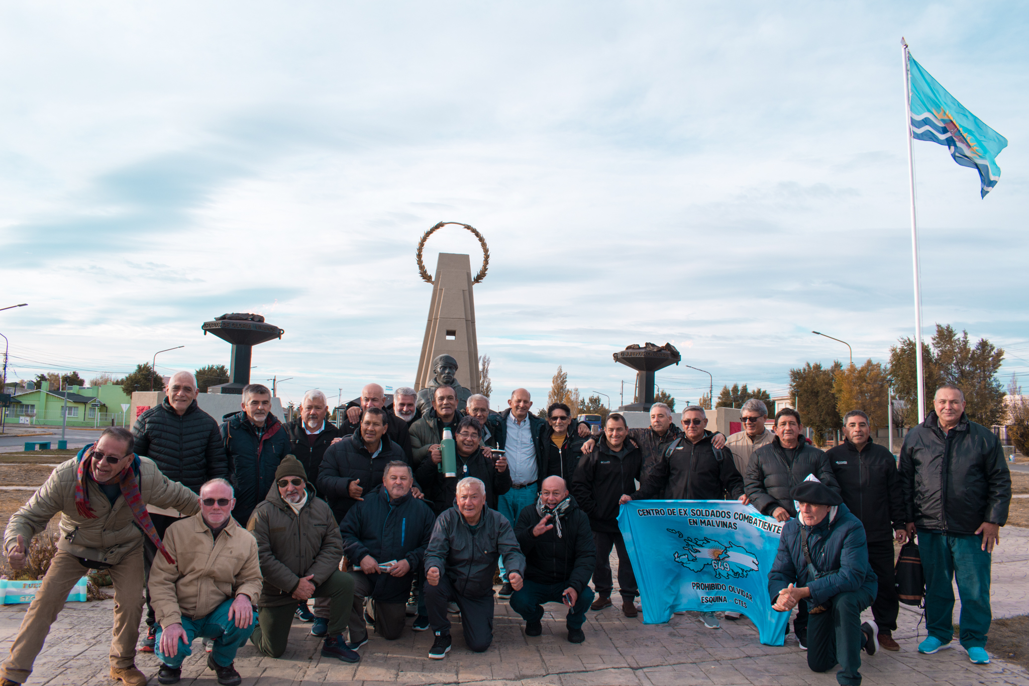  Los veteranos de guerra en el Monumento a los Caídos y junto a la escultura del héroe santacruceño José Honorio Ortega en la capital provincial.