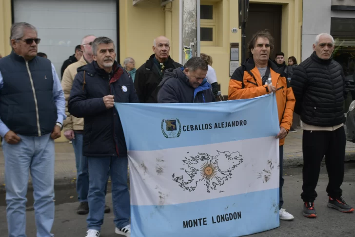  En Río Gallegos, los veteranos de guerra fueron parte del tradicional izamiento dominical. Foto: Juan Palacios/La Opinión Austral