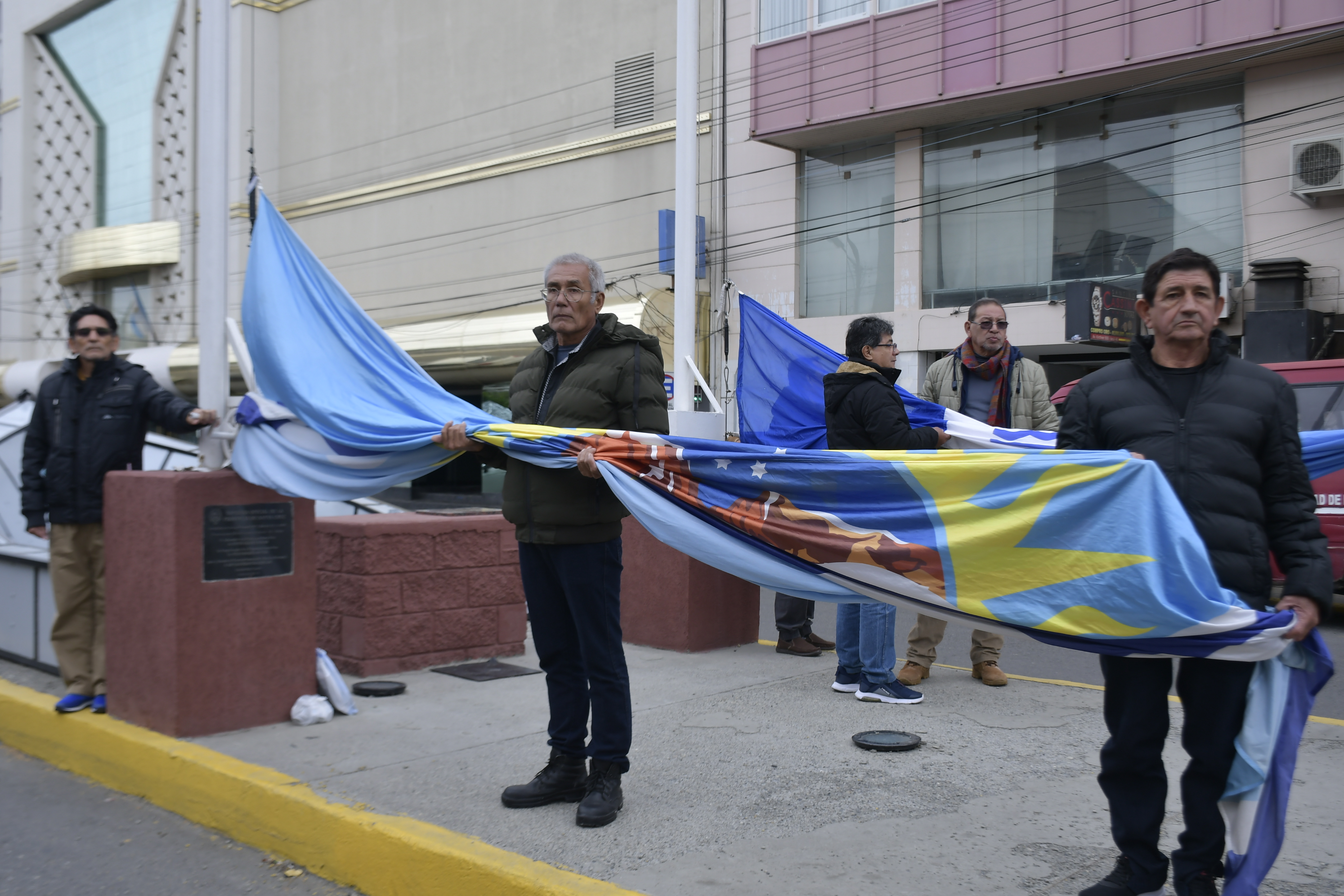  En el mástil central, los veteranos fueron invitados a izar las banderas. Foto: Juan Palacios/La Opinión Austral