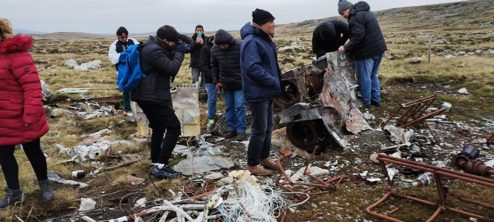  Al norte de Monte Kent, reconociendo los restos de un helicóptero Chinook y un Puma abatidos en tierra por aviones Harrier.