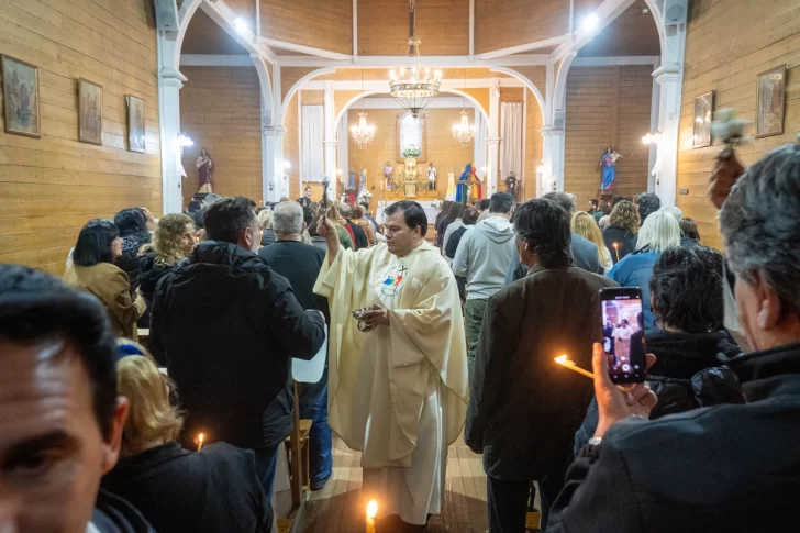  Ariel Silguero celebrando la Vigilia Pascual en la Catedral. Foto: Leandro Franco/La Opinión Austral
