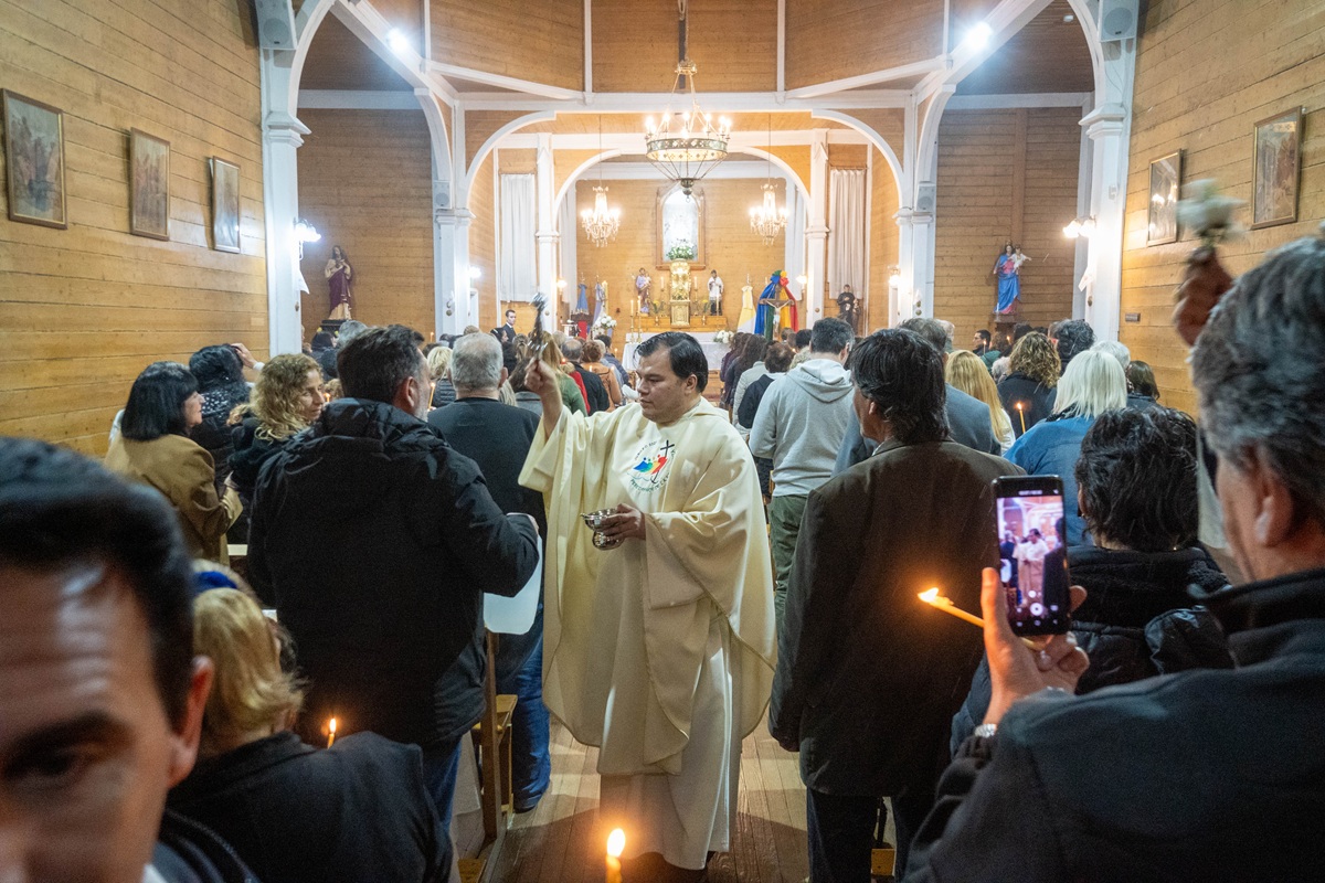  Ariel Silguero celebrando la Vigilia Pascual en la Catedral. Foto: Leandro Franco/La Opinión Austral