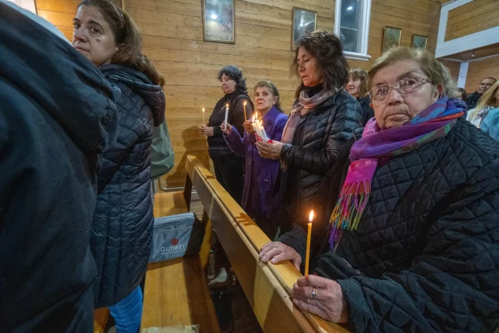  Uno de los símbolos de la vigilia es la luz. Foto: Leandro Franco/La Opinión Austral