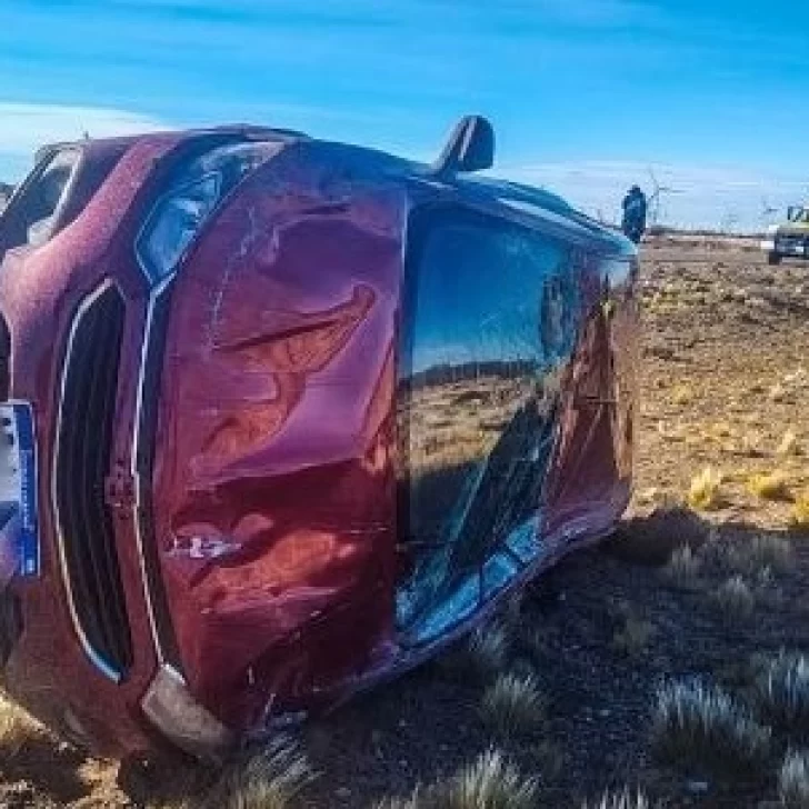 Rutas peligrosas en Santa Cruz: se le cruzó una liebre, intentó esquivarla, volcó y se salvó de milagro