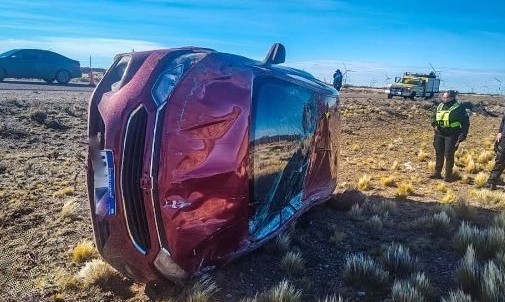 Rutas peligrosas en Santa Cruz: se le cruzó una liebre, intentó esquivarla, volcó y se salvó de milagro