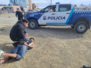 Alerta en Río Gallegos: un hombre amenazó a su ex pareja con un arma de fuego y arrojó piedras a la casa