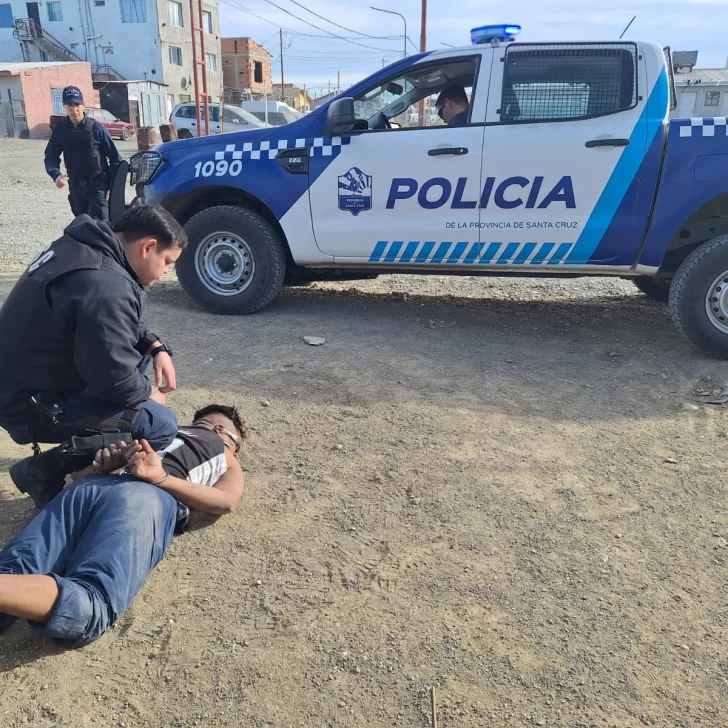 Alerta en Río Gallegos: un hombre amenazó a su ex pareja con un arma de fuego y arrojó piedras a la casa