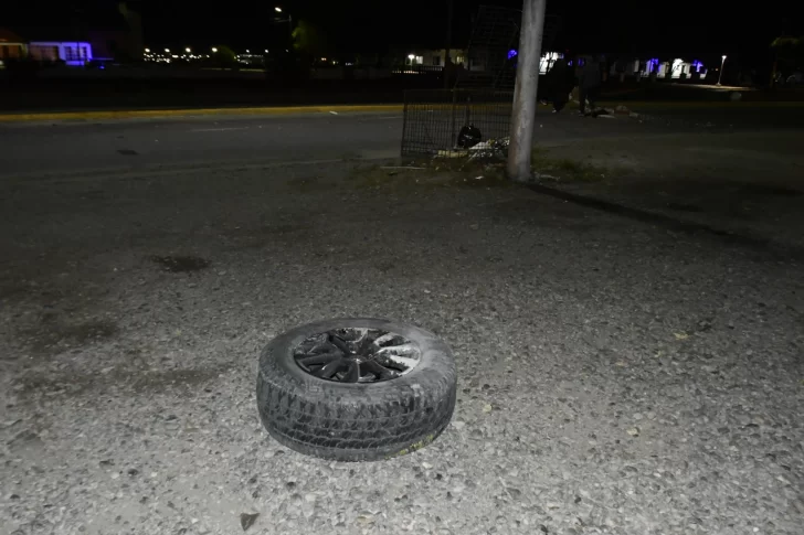 Impactante accidente en la Av. San Martín: una camioneta volcó tras chocar contra un semáforo