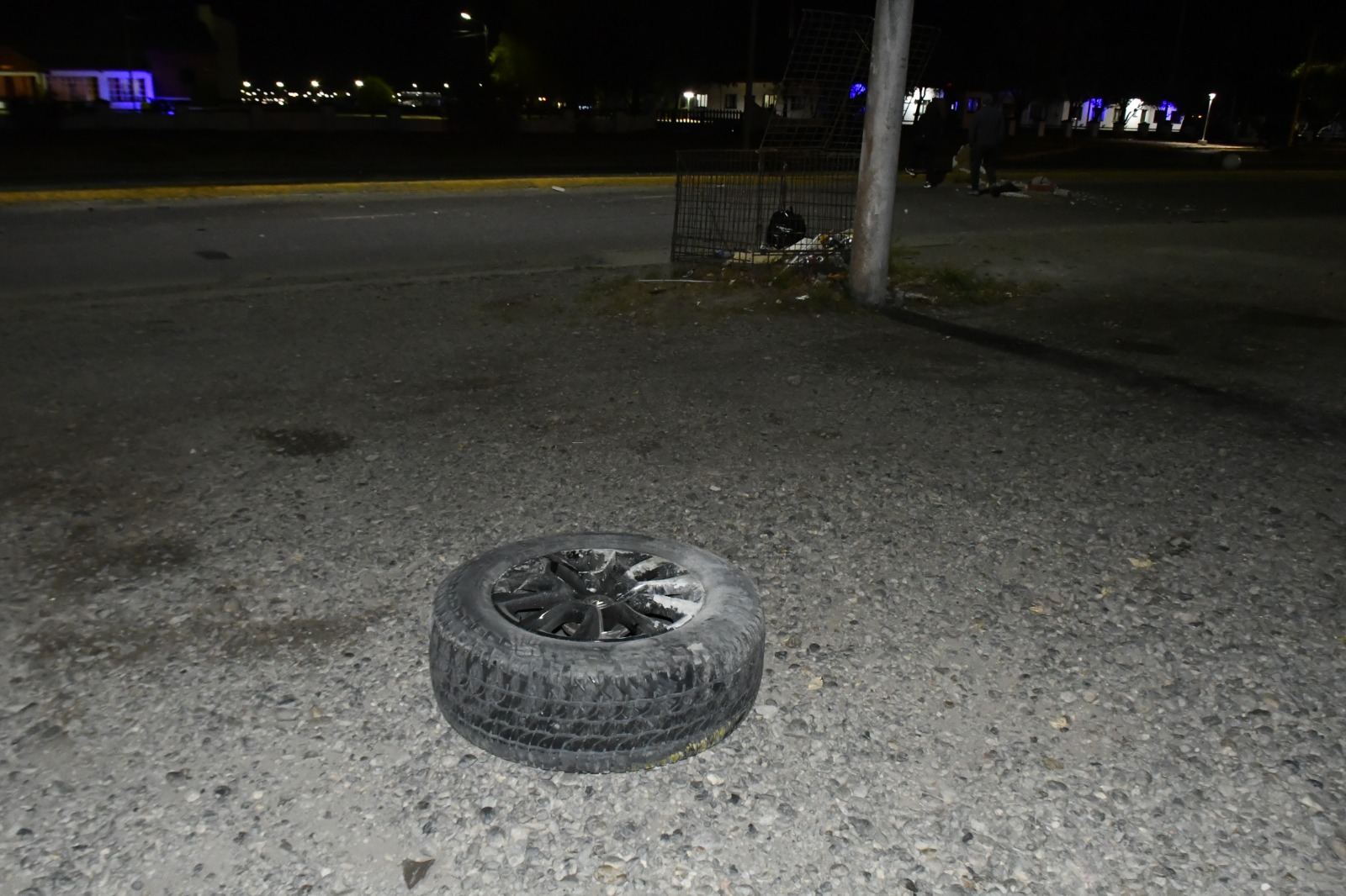 Impactante accidente en la Av. San Martín: una camioneta volcó tras chocar contra un semáforo