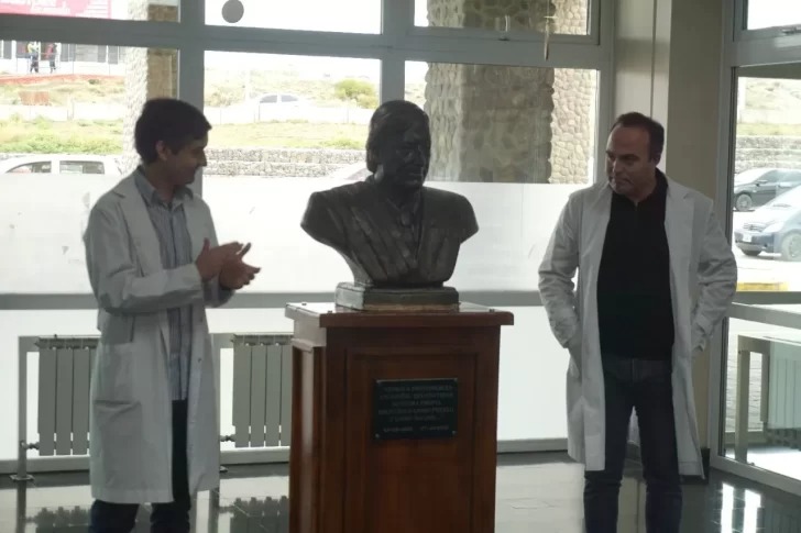 Retiraron el busto de Néstor que donó Rudy al Samic: “Perdonálos, señor, no saben lo que hacen” Retiraron el busto de Néstor que donó Rudy al Samic: “Perdonálos, señor, no saben lo que hacen”