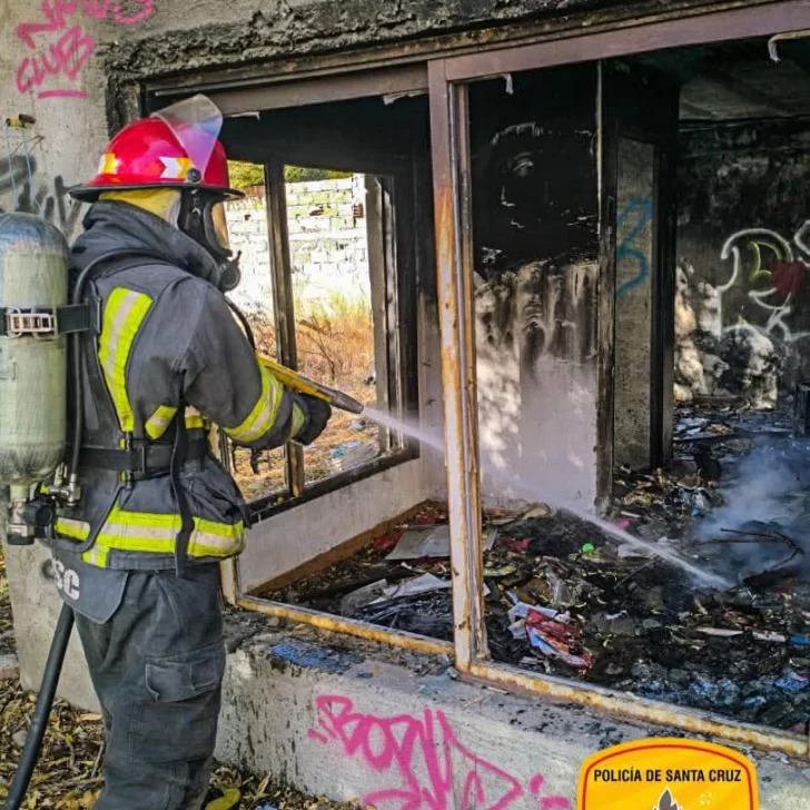 Bomberos controlaron un principio de incendio en una casa abandonada de Río Gallegos